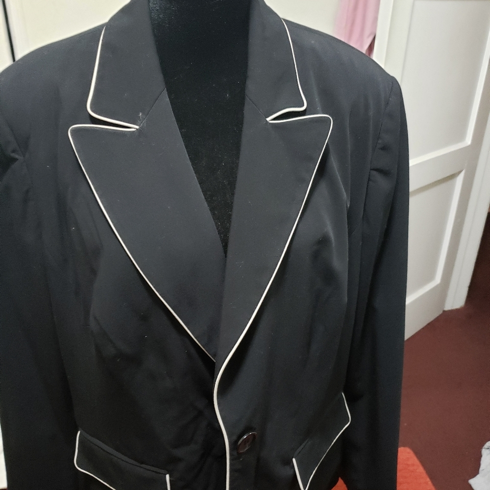 Black blazer with offwhite piping